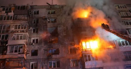 Багатоповерхівка спалахнула в Запоріжжі після нальоту "шахедів" &ndash; є поранені