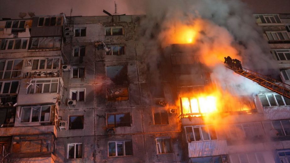 Багатоповерхівка спалахнула в Запоріжжі після нальоту "шахедів" &ndash; є поранені
