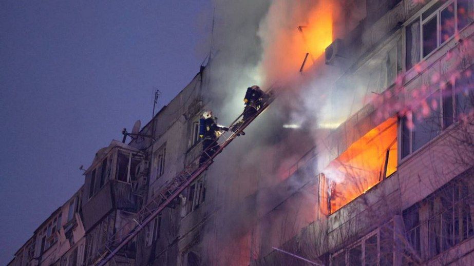 Удар по багатоповерхівці в Запоріжжі: пожежу гасили понад 50 вогнеборців