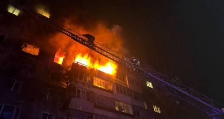 Атака на Запорожье: из горящей многоэтажки спасли пятерых горожан