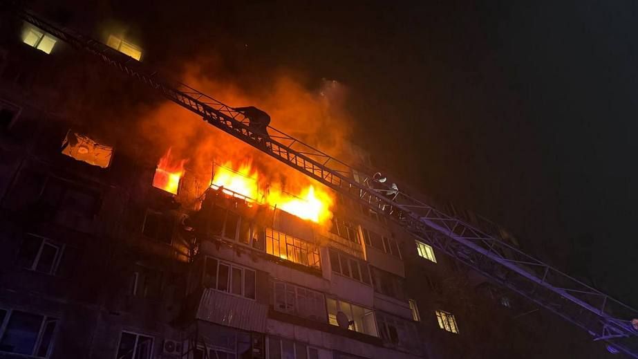 Атака на Запорожье: из горящей многоэтажки спасли пятерых горожан