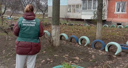 Свалку шин нашли под окнами многоэтажки в Запорожье