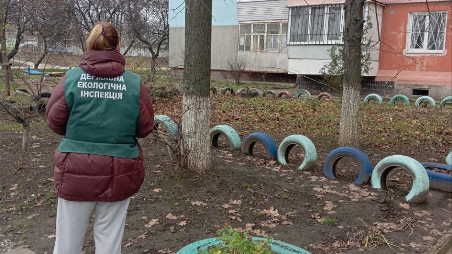 Звалище шин знайшли під вікнами багатоповерхівки в Запоріжжі