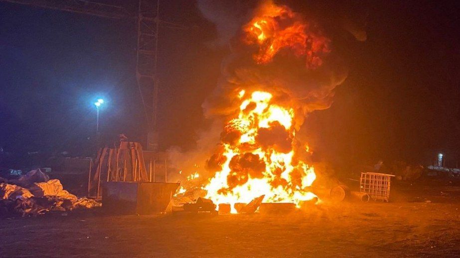 Пожежа вирувала на підприємстві в Запоріжжі &ndash; кадри