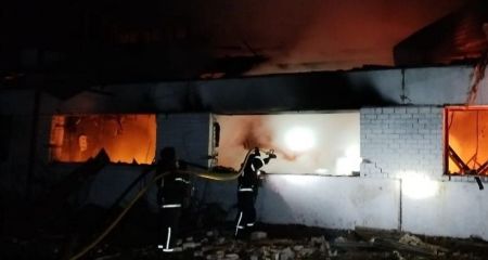 Здания и сельскохозяйственная техника горели после обстрелов РФ на Запорожье