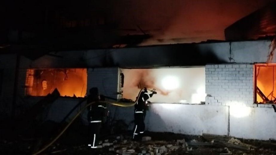 Будівлі та сільськогосподарська техніка горіли після обстрілів РФ на Запоріжжі