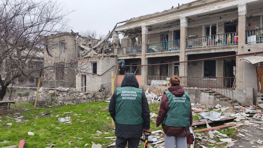 Після ворожих авіаударів у двох районах Запоріжжя виявили масштабні забруднення