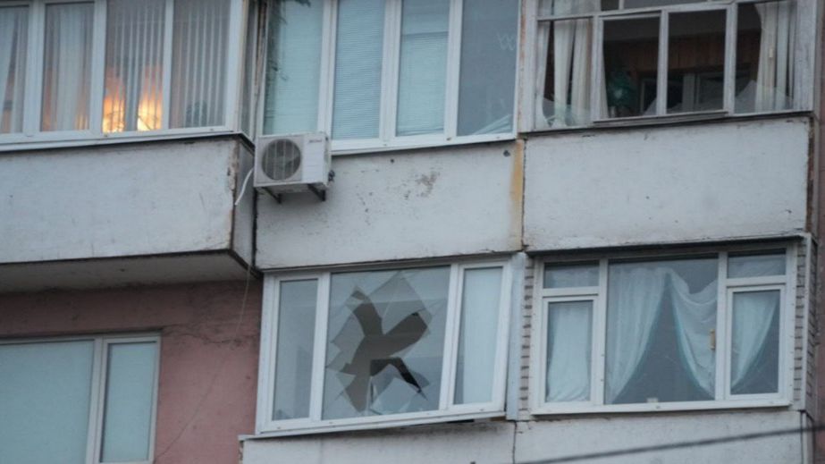 Россияне атаковали Запорожье: повреждены девятиэтажки и гаражи