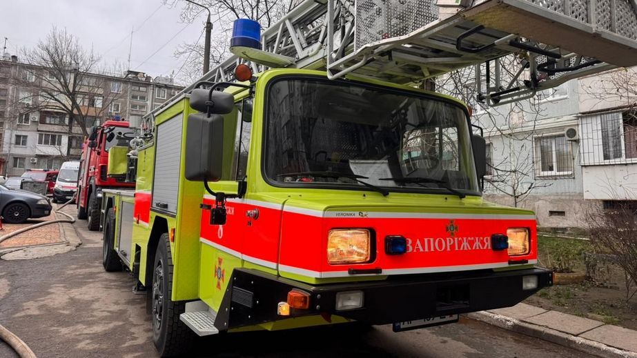 Пожар в Запорожье: из горящей квартиры спасли мужчину