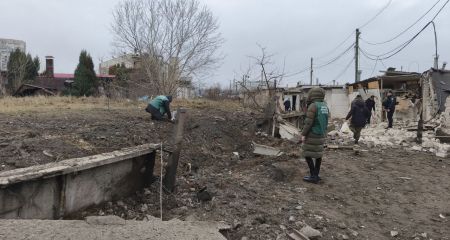 Воронка и загрязнение территории: специалисты обследовали место "прилета" в Запорожье
