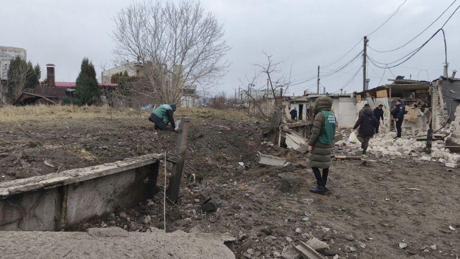 Вирва і засмічення території: фахівці обстежили місце "прильоту" в Запоріжжі