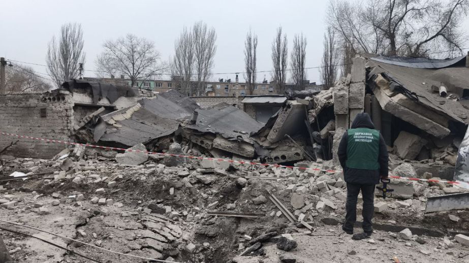 Понад 900 "квадратів" сміття та вирву виявили у Запоріжжі після вибухів