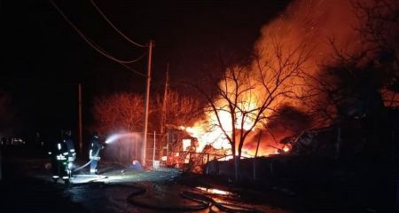 Житлові будинки й автівка палали на Запоріжжі після ворожих обстрілів