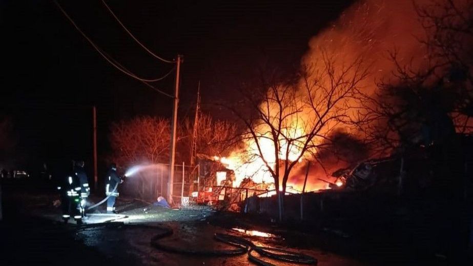 Будинок і господарчі споруди палали після російських атак на Запоріжжі