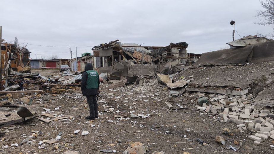 Воронку и горы обломков обнаружили запорожские экологи на местах "прилетов"