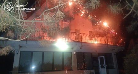 Вантажівка та будинок горіли від ударів ворога на Запоріжжі &ndash; кадри