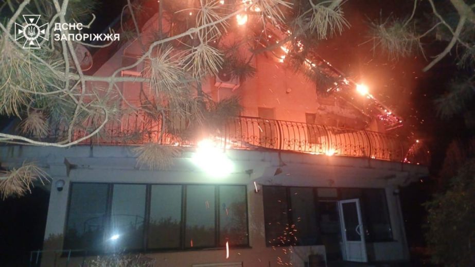 Вантажівка та будинок горіли від ударів ворога на Запоріжжі &ndash; кадри