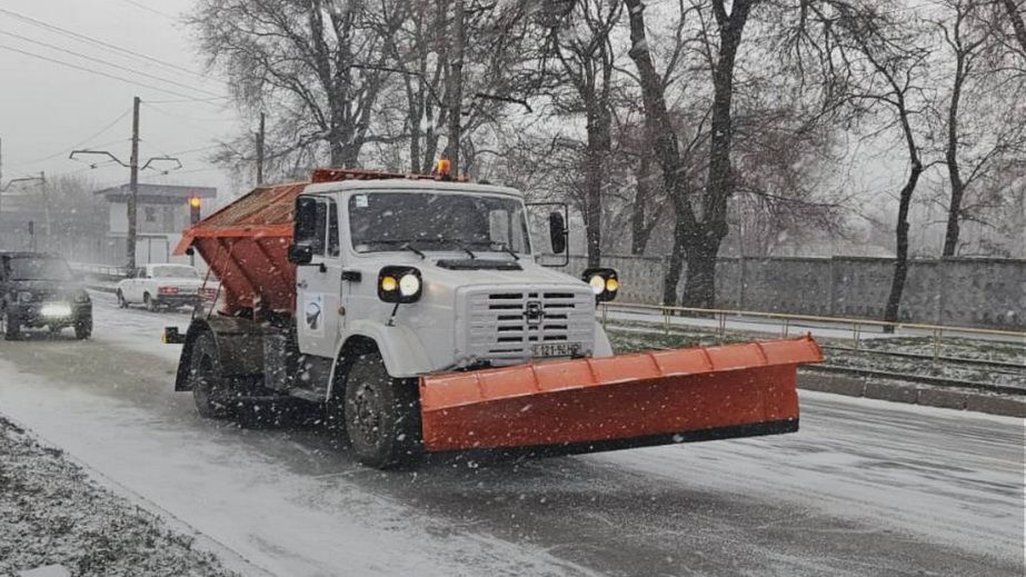 На снегоборьбу в Запорожье вывели более 40 спецмашин