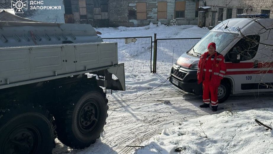 "Швидка&rdquo; із пацієнткою застрягла на дорозі через негоду у Запоріжжі