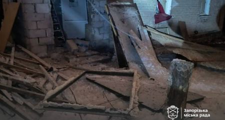 Пошкоджені двері та вибиті вікна: атака РФ понівечила будинки в Запоріжжі