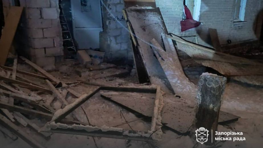Выбитые окна и двери: атака РФ повредила дома в Запорожье