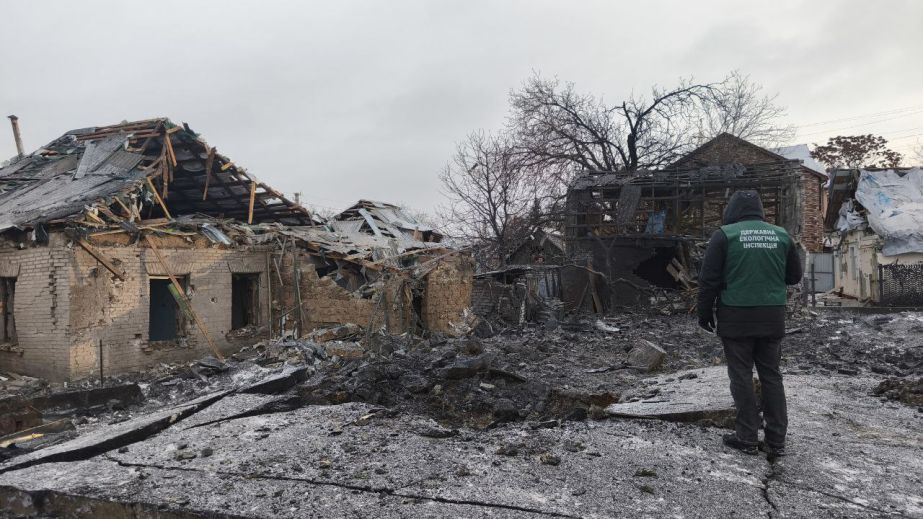 Уламки та сміття: який вигляд має район Запоріжжя після авіаудару