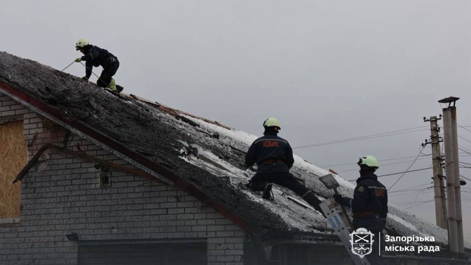 У Запоріжжі "закрили&rdquo; вікна та полагодили дахи після обстрілу
