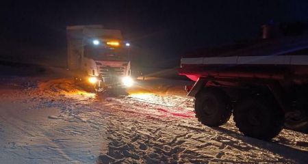 На Запоріжжі вантажівка потрапила в снігову пастку