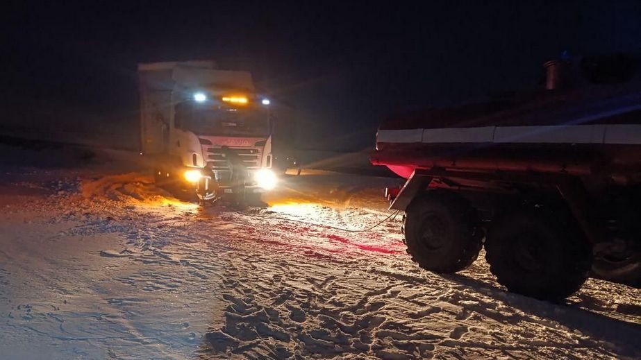 На Запорожье грузовик попал в снежную ловушку