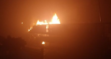 Торговий центр і господарчі споруди палали після обстрілу Запоріжжя &ndash; кадри