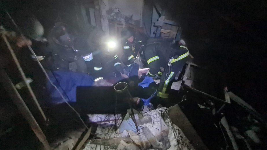 Росіяни вгатили по Запорізькому району: з-під завалів дістали людину
