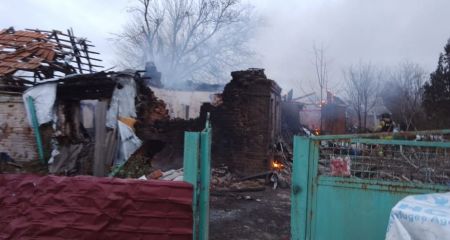 В Оріхові на Запоріжжі через ворожі удари згорів житловий будинок