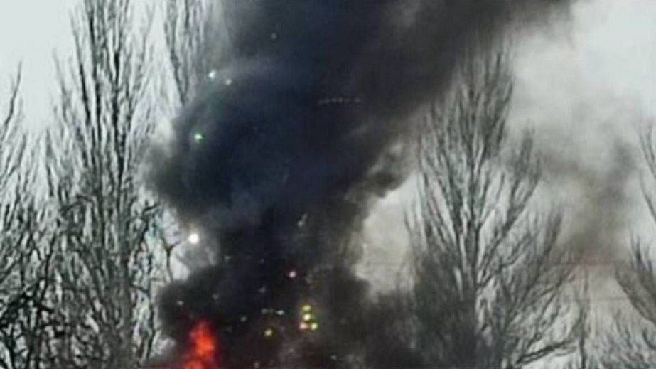 Враг атаковал спальный район Запорожья: загорелся автомобиль