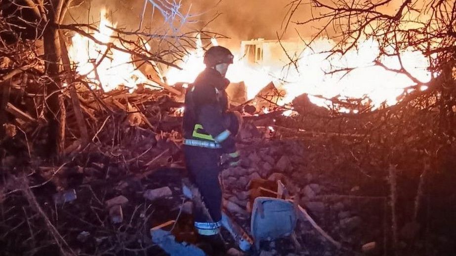 РФ обстреляла Запорожский район: огнеборцы потушили три пожара