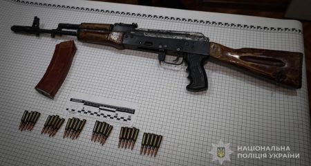 Двоих торговцев автоматами и гранатами разоблачили в Запорожье