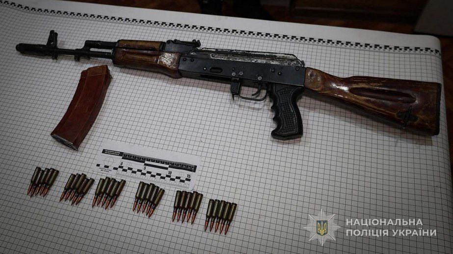 Двоих торговцев автоматами и гранатами разоблачили в Запорожье