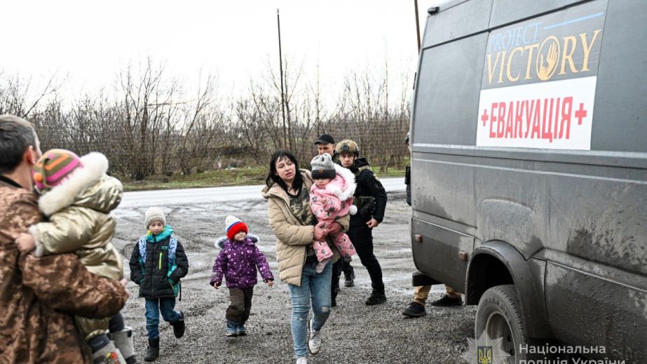Багатодітну родину евакуювали з прифронтового села на Запоріжжі