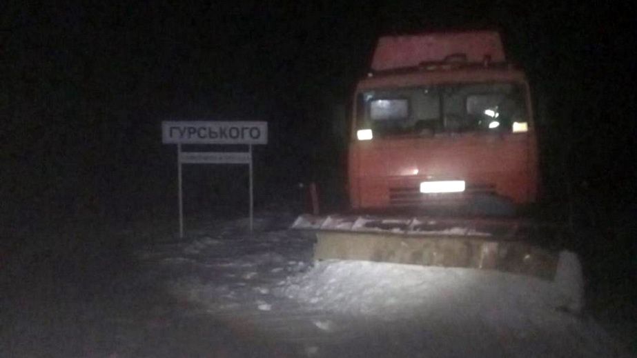 80 спецмашин с утра расчищают дороги в Запорожье