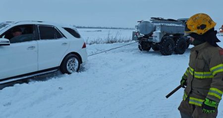 Три автомобиля вытащили из снега в Запорожье и области &ndash; кадры