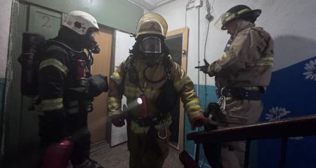 Батька з трьома дітьми врятували з палаючої багатоповерхівки в Запоріжжі