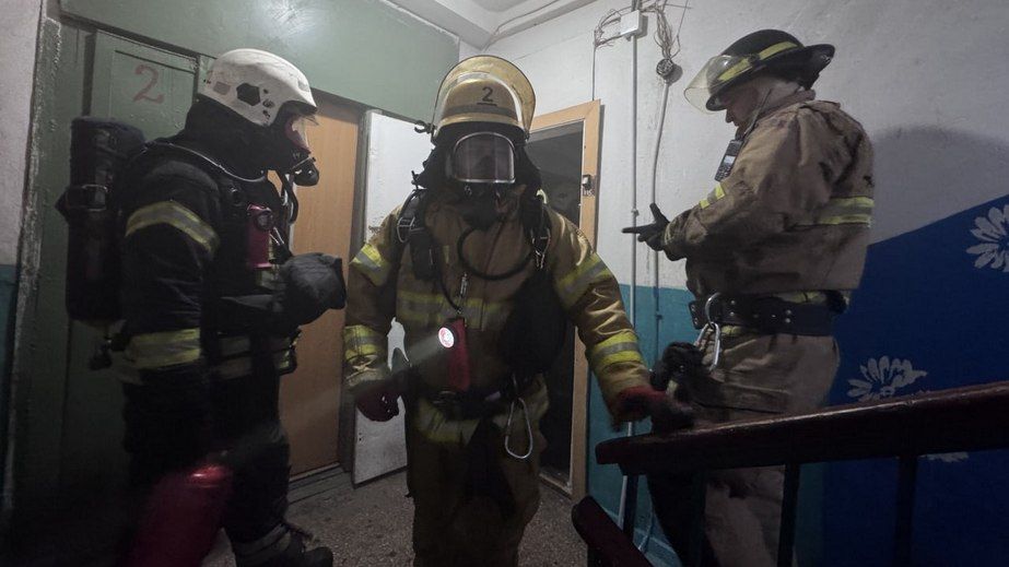 Батька з трьома дітьми врятували з палаючої багатоповерхівки в Запоріжжі