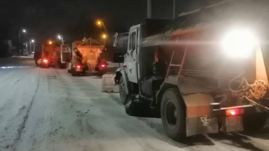 Более 50 единиц спецтехники чистят заснеженные дороги Запорожья