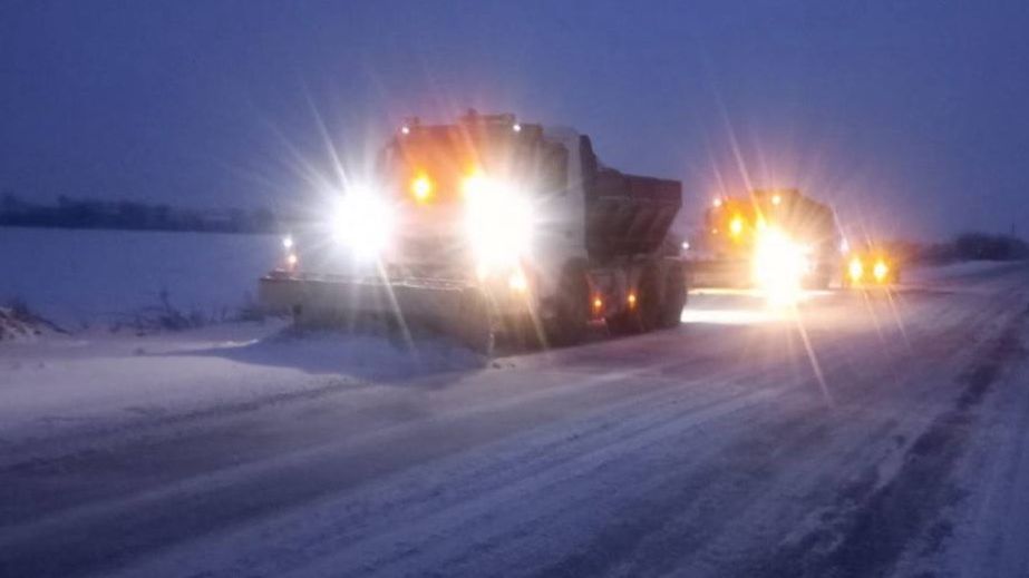 Пів сотні спецмашин розчищають дороги на Запоріжжі