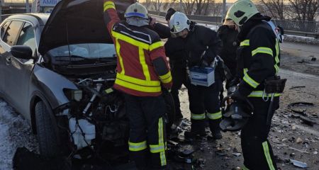 Дві автівки зіткнулися в Запоріжжі: водіїв госпіталізували