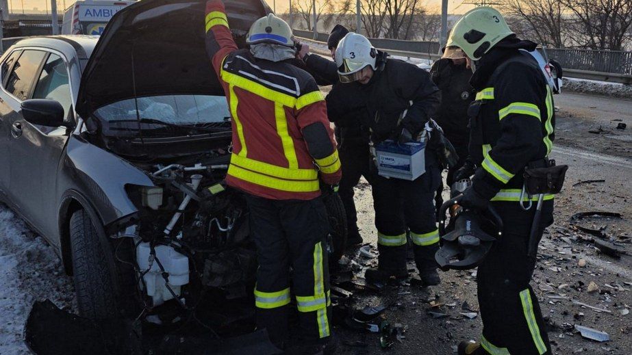 Дві автівки зіткнулися в Запоріжжі: водіїв госпіталізували