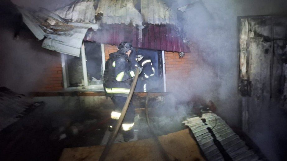 Дома и грузовик пылали после ударов РФ на Запорожье: пострадал мужчина