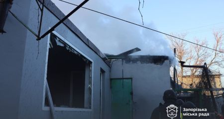 Дроновые атаки на Запорожье: коммунальщики "закрыли" окна в 14 домах