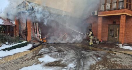 Будинки та гараж горіли після ворожих ударів по Запорізькій області