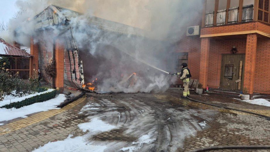 Дома и гараж горели после вражеских ударов по Запорожской области