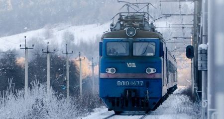 Дерево упало на пассажирский поезд Запорожье-Львов